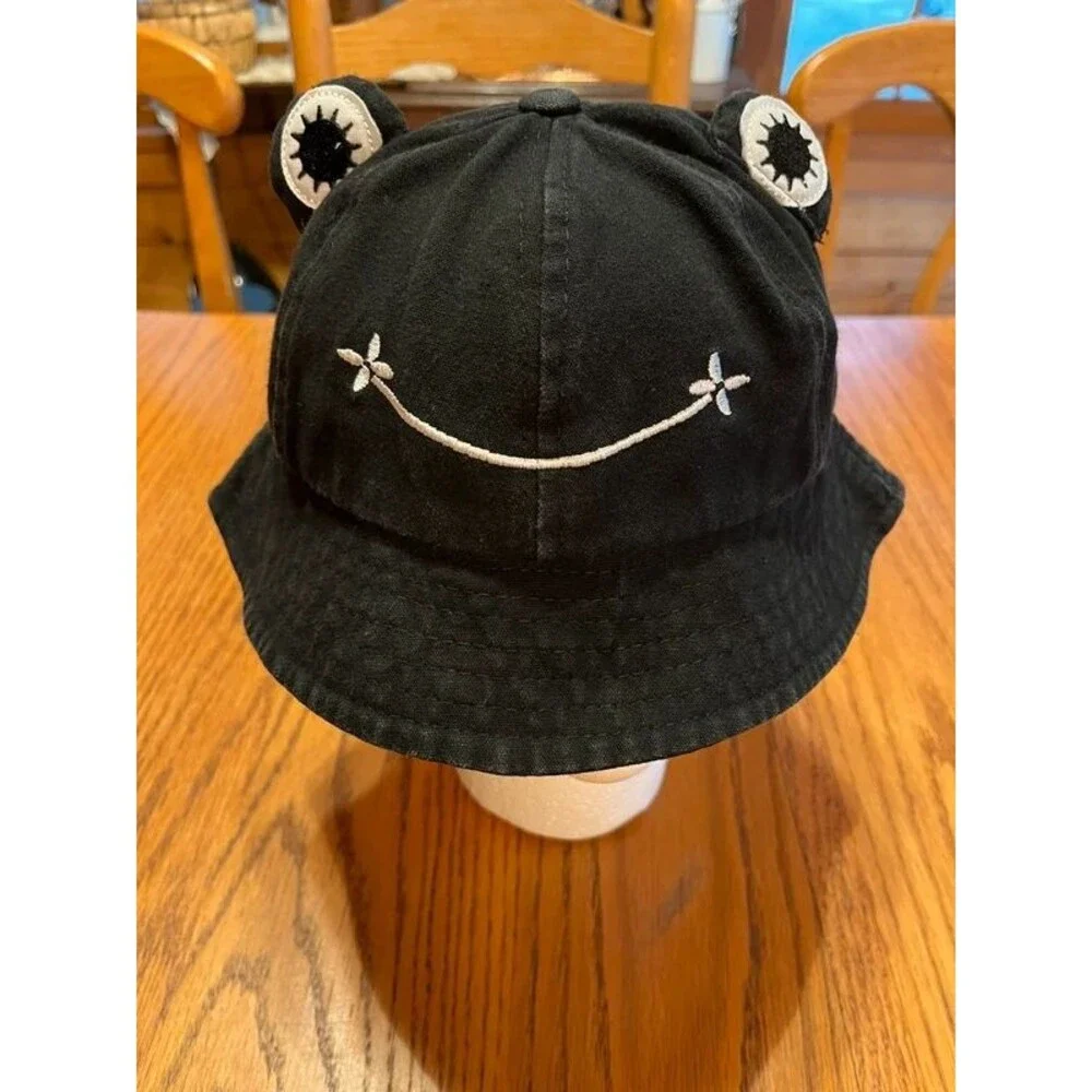 Kids black bucket hat with smiley face